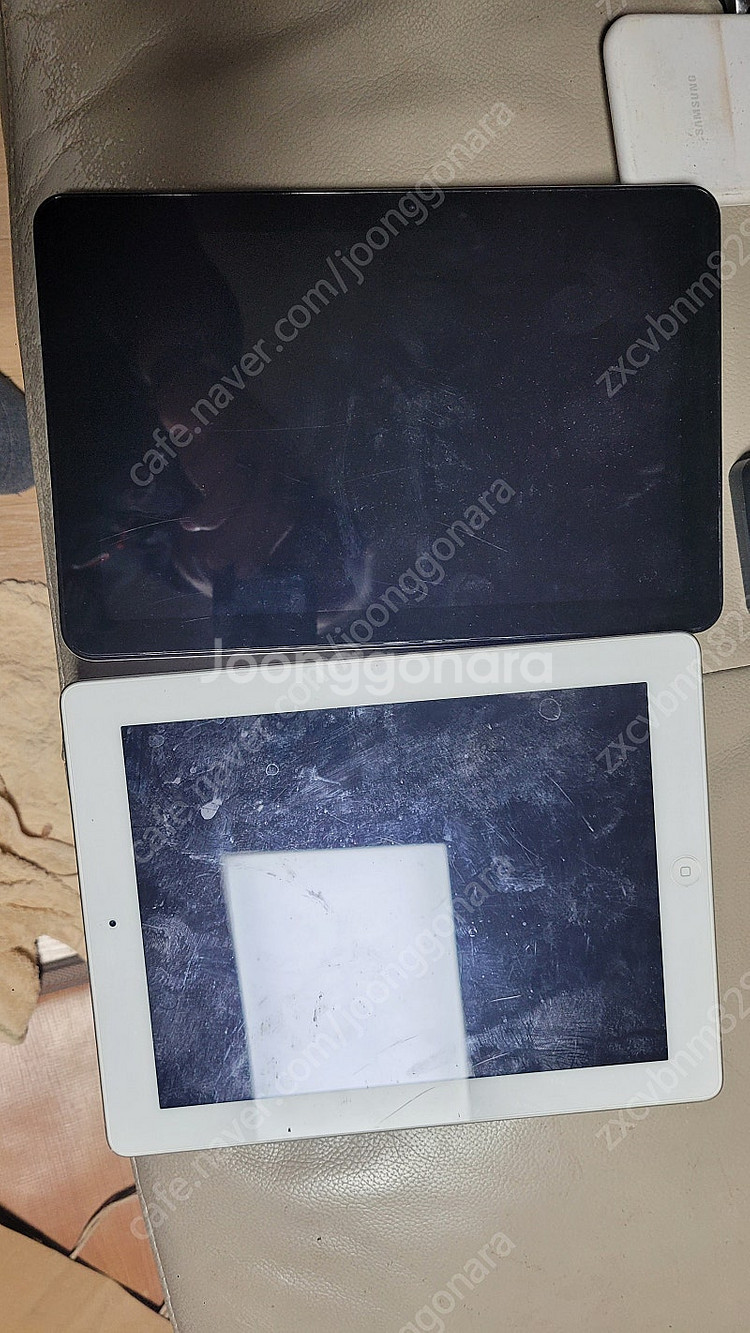 삼성 갤럭시 워치 기어3와 갤럭시 스포츠 2대 5만.태블릿 2대(부품용)2.5만.휴대폰 거치대 1만.착불--1